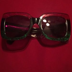 Women’s Gucci sun glasses